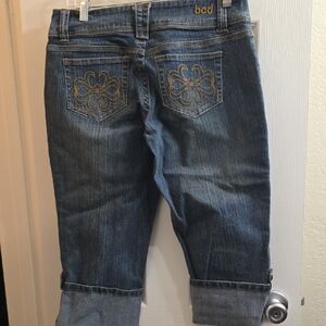 blue cast denim Cropped Jeans with Embroidered Back Pockets Size 6